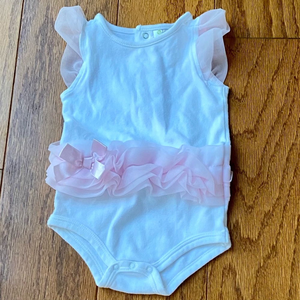 Baby gear | soft pink tutu and bow onesie.